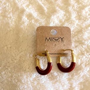 Gold tone and red Missy designed hearings .